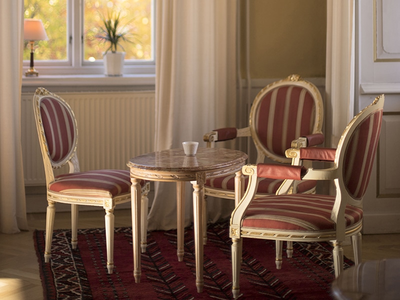 A historic feeling with royal decor in red and gold - Haga Castle Enköping